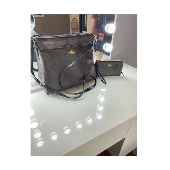 ‘Coach Crossbody and Double Zippered Wristlet’⭐️ - Picture 1 of 11